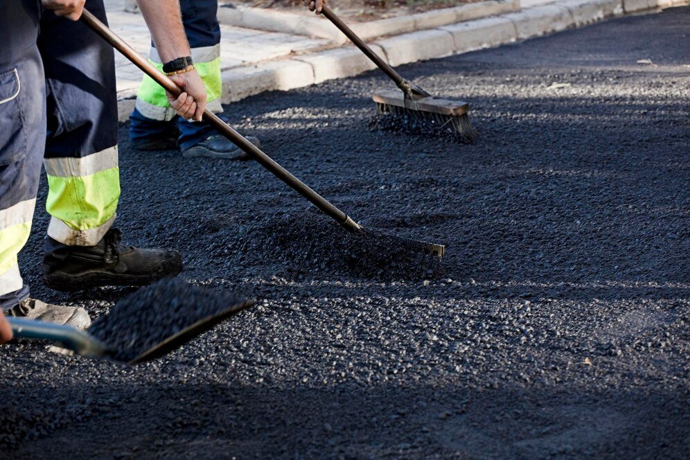 asphalt-city-operators-working-with-tools-uniform_362520-2538 asphalt-city-operators-working-with-tools-uniform_362520-2538